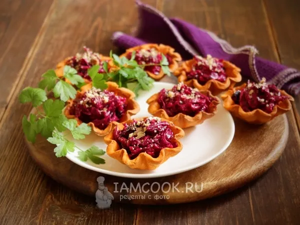 Фото блюда: Салат из свеклы с черносливом в тарталетках