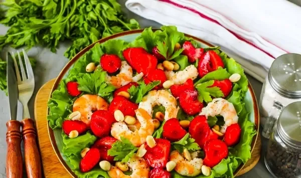 Фото блюда: Салат с креветками и клубникой