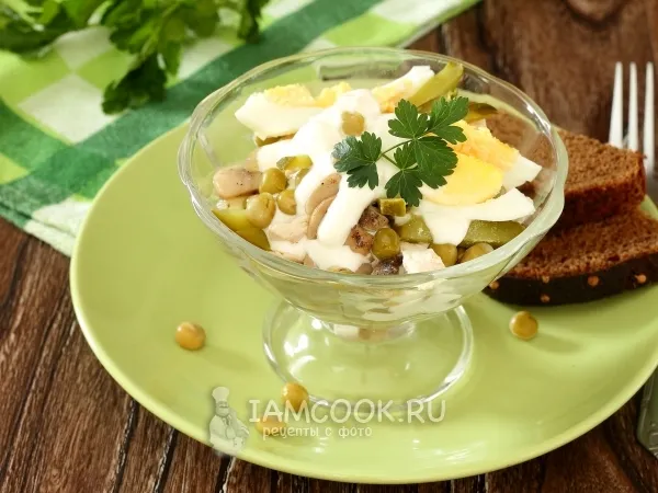 Фото блюда: Салат «Курочка ряба» с курицей и грибами