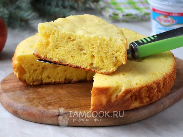 Фото блюда: Шарлотка с яблоками на сметане в мультиварке