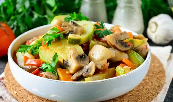 Фото блюда: Тушеные кабачки с грибами и овощами