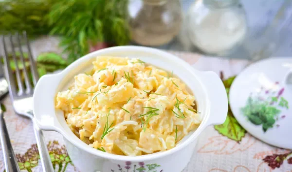 Фото блюда: Салат с ананасами, сыром и яйцами