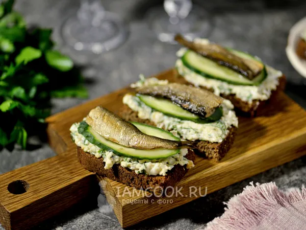 Фото блюда: Бутерброды со шпротами с яйцом и огурцом