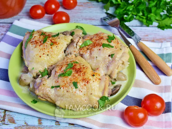 Фото блюда: Куриные бедра в сметане с грибами