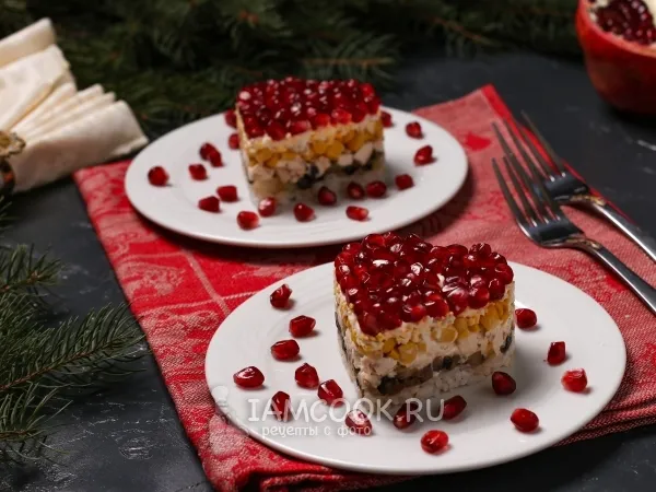 Фото блюда: Порционный салат с курицей, гранатом, грибами и кукурузой