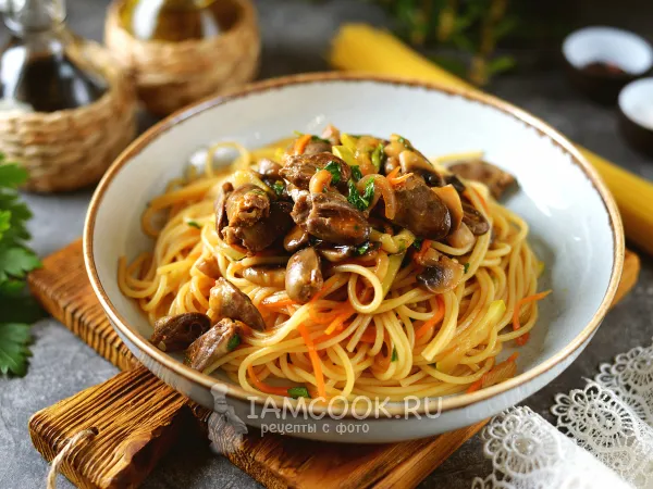Фото блюда: Куриные сердечки с макаронами и грибами на сковороде