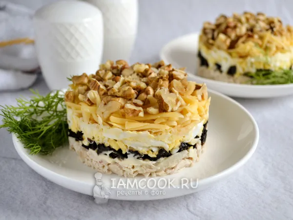 Фото блюда: Салат «Сказка» с черносливом, курицей и грецкими орехами