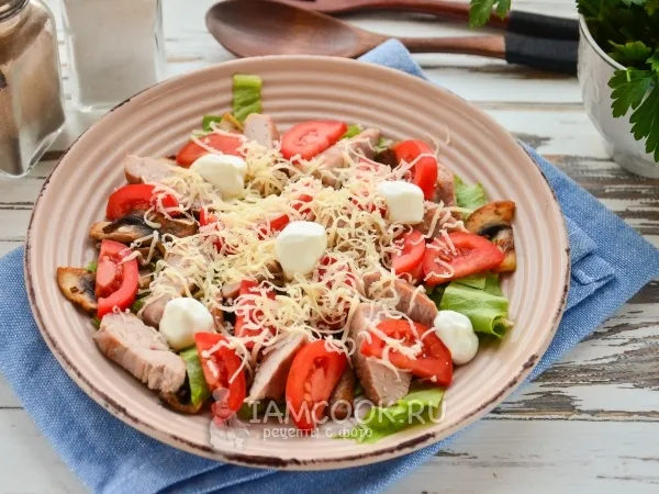 Фото блюда: Теплый салат с индейкой и шампиньонами