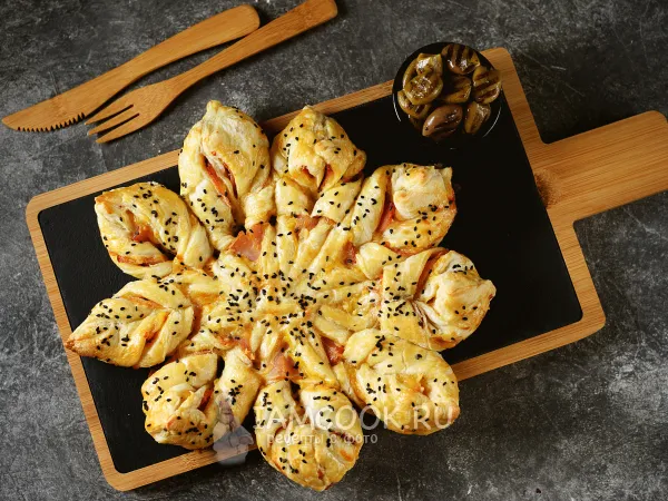 Фото блюда: Пирог «Цветок» с сыровяленой ветчиной и сыром