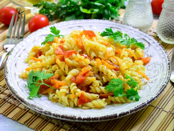 Фото блюда: Макароны с морковью, луком и помидорами