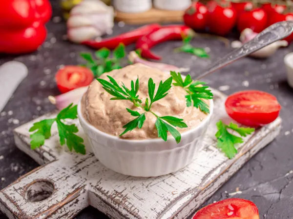 Фото блюда: Сметанный соус с паприкой и чесноком (Соус «Паприк»)