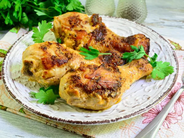 Фото блюда: Куриные ножки в майонезе с чесноком на сковороде