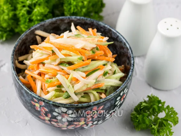 Фото блюда: Салат из дайкона с морковью и огурцом