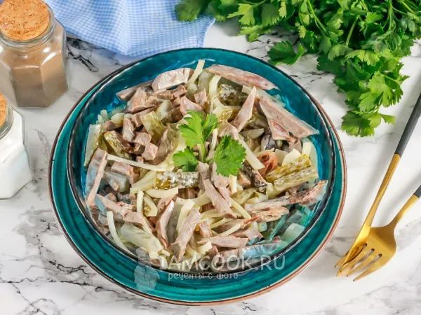 Фото блюда: Салат со свиным сердцем и солеными огурцами