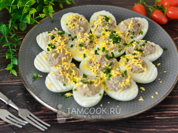 Фото блюда: Яйца, фаршированные рыбными консервами