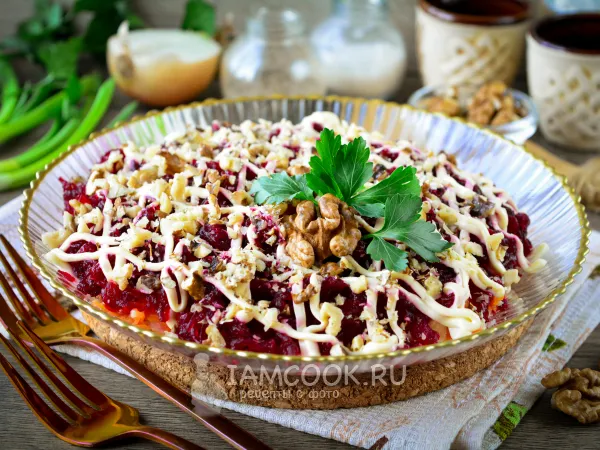 Фото блюда: Селедка под шубой с грецкими орехами