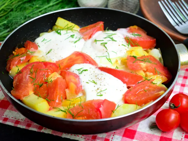 Фото блюда: Жареная картошка с помидорами и яйцом
