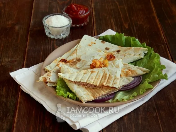 Фото блюда: Треугольники из лаваша с ветчиной и сыром