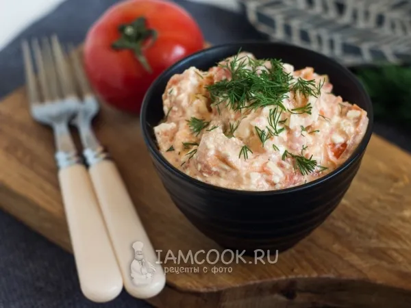 Фото блюда: Салат с жареными помидорами, плавленым сыром и сухариками