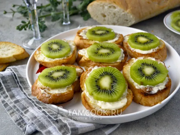 Фото блюда: Праздничные бутерброды с киви и чесноком