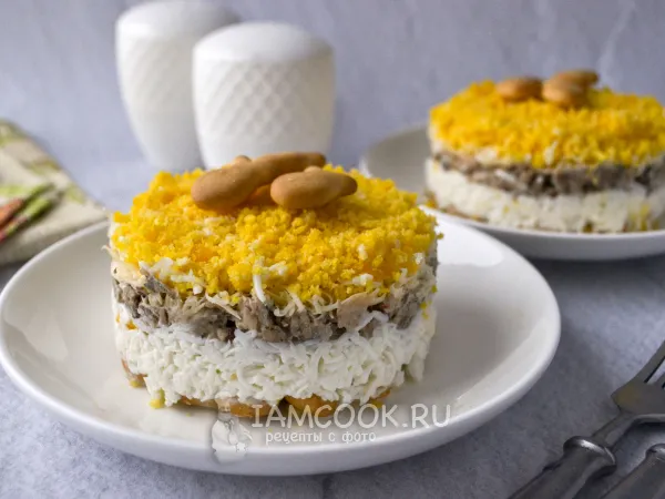 Фото блюда: Слоеный салат с крекером