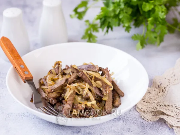 Фото блюда: Жареное свиное сердце с луком на сковороде