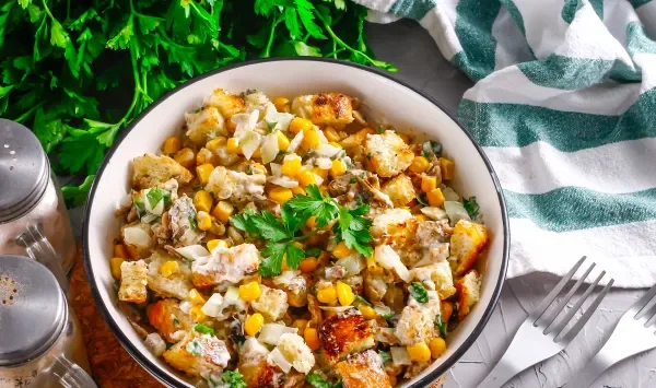 Фото блюда: Салат со шпротами, кукурузой и сухариками