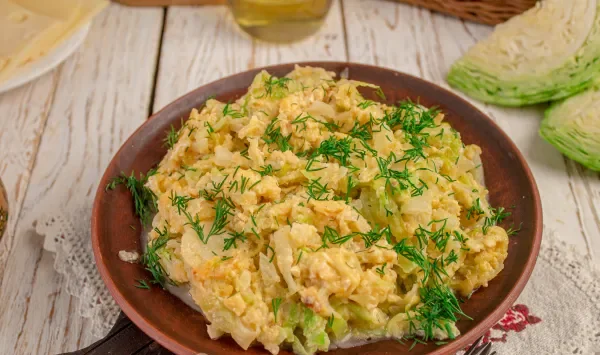 Фото блюда: Жареная молодая капуста с яйцом и сыром