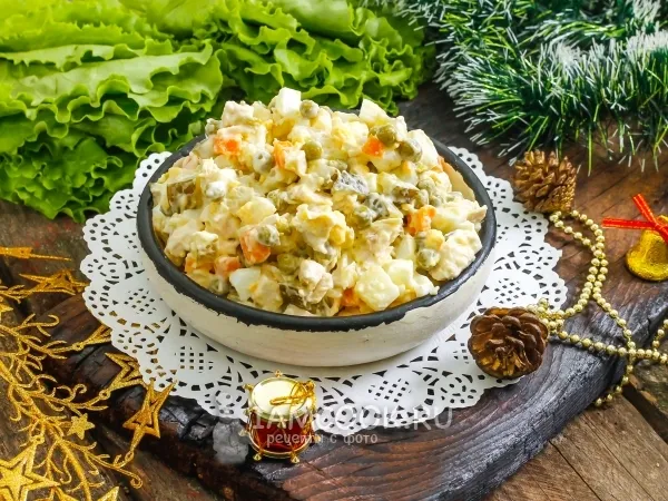 Фото блюда: «Оливье» с курицей и соленым огурцом