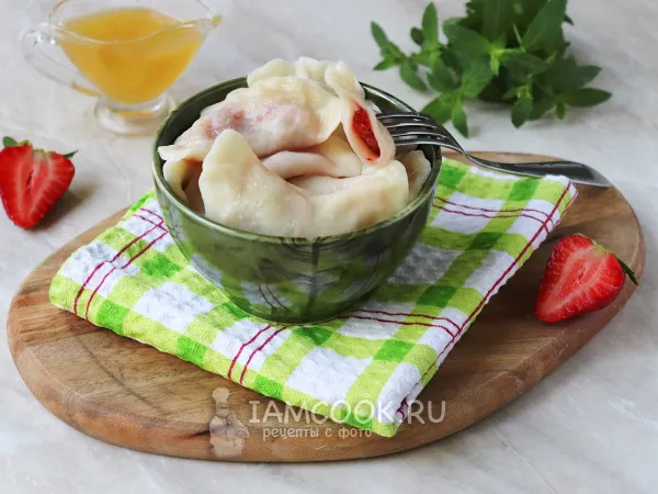 Фото блюда: Постные вареники с клубникой