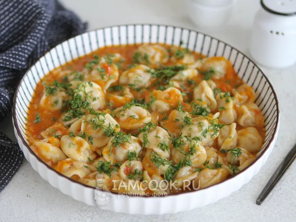 Фото блюда: Пельмени с овощами на сковороде