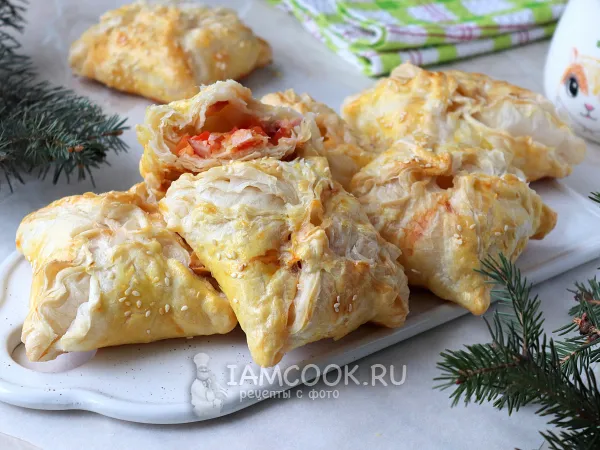 Фото блюда: Слойки с ветчиной, сыром и помидорами