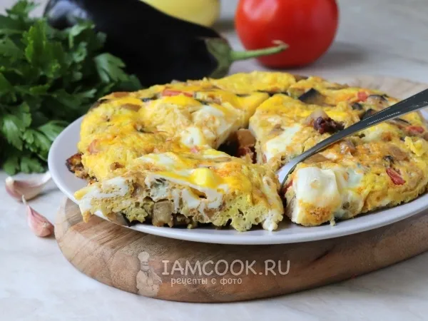 Фото блюда: Омлет с баклажанами и помидорами на сковороде