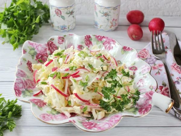 Фото блюда: Салат с пекинской капустой, редиской и яйцом