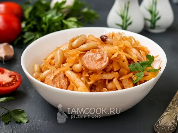 Фото блюда: Тушёная капуста с сосисками и фасолью