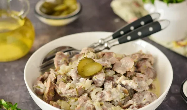 Фото блюда: Куриные желудки с солеными огурцами