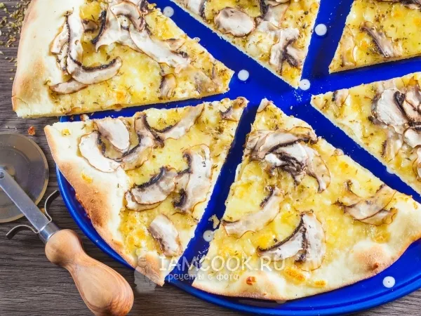 Фото блюда: Пицца с шампиньонами и сыром