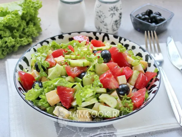 Фото блюда: Салат с помидором, огурцом, сыром и маслинами