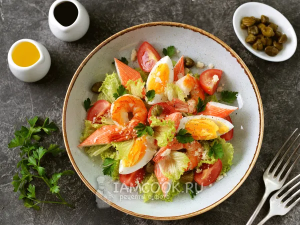 Фото блюда: Салат из крабовых палочек и креветок с помидорами черри и каперсами