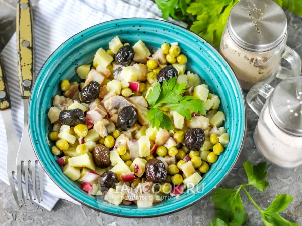 Фото блюда: Картофельный салат с сельдью и горошком