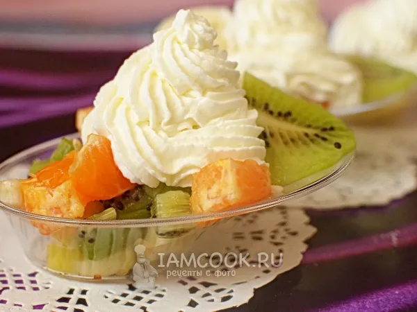 Фото блюда: Фруктовый салат со взбитыми сливками