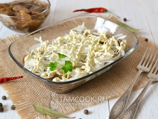 Фото блюда: Салат из маринованных опят с майонезом