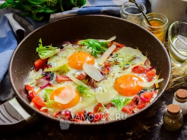 Фото блюда: Яичница с помидорами и базиликом