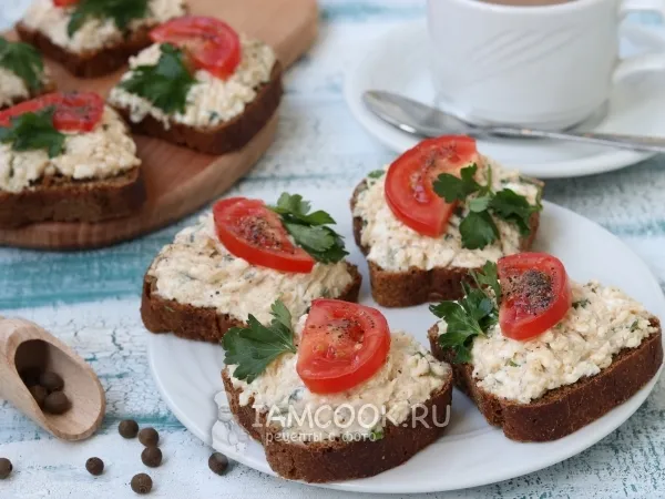 Фото блюда: Бутерброды с икрой трески, плавленым сыром и помидорами