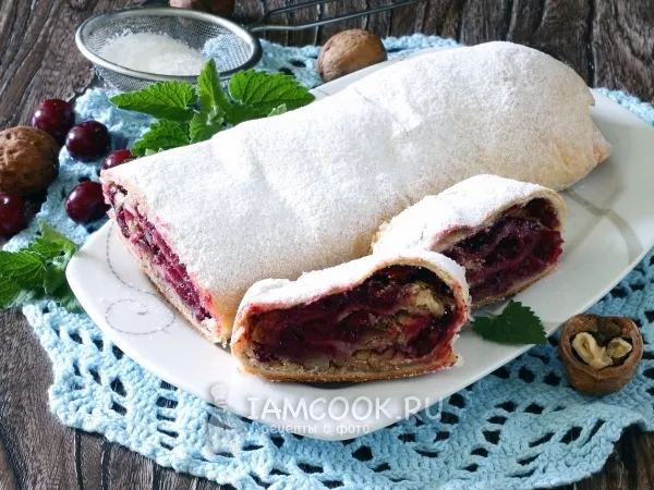 Фото блюда: Штрудель с вишней из слоеного теста