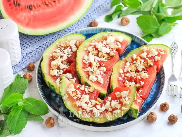 Фото блюда: Запеченный арбуз в духовке (с сыром и орехами)