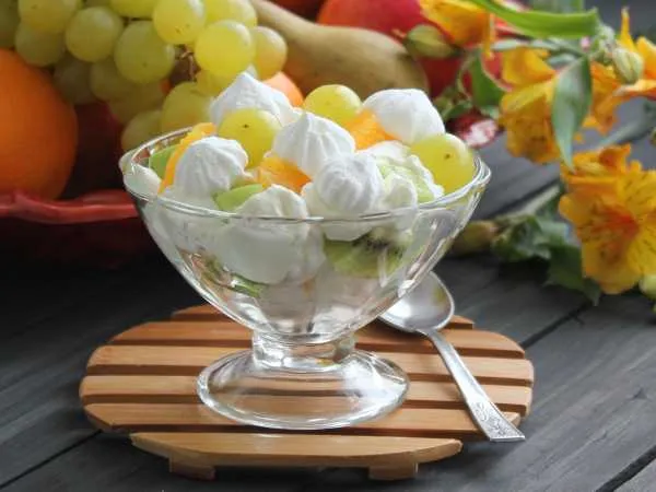 Фото блюда: Десерт «Фрукты со сливками»