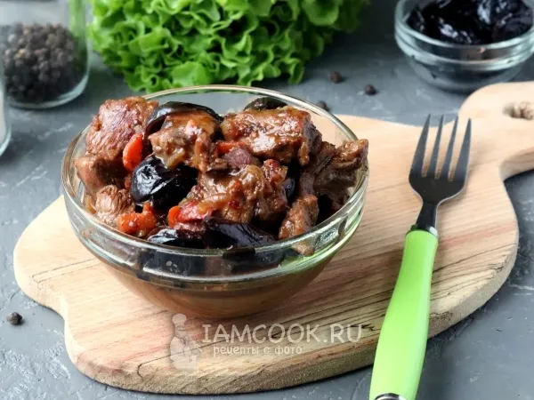 Фото блюда: Тушеная говядина с черносливом с вином