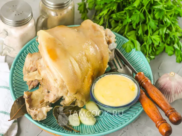 Фото блюда: Свиная рулька с чесноком (вареная)