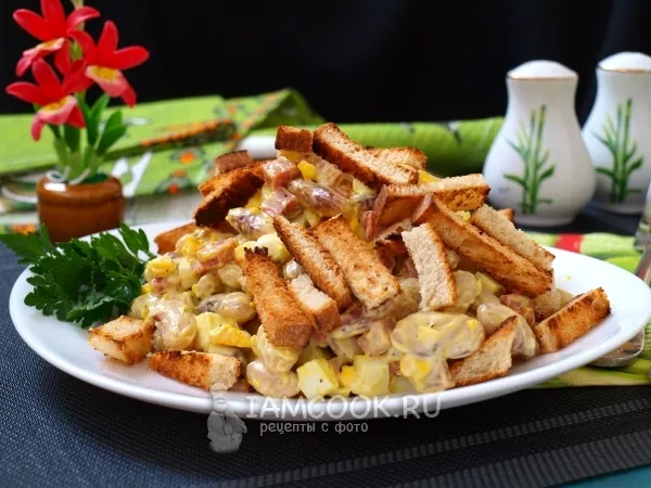 Фото блюда: Салат с фасолью, сухариками и колбасой